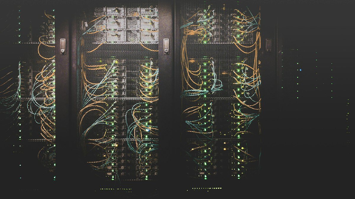 Rack de datacenter com cabos de fibra óptica