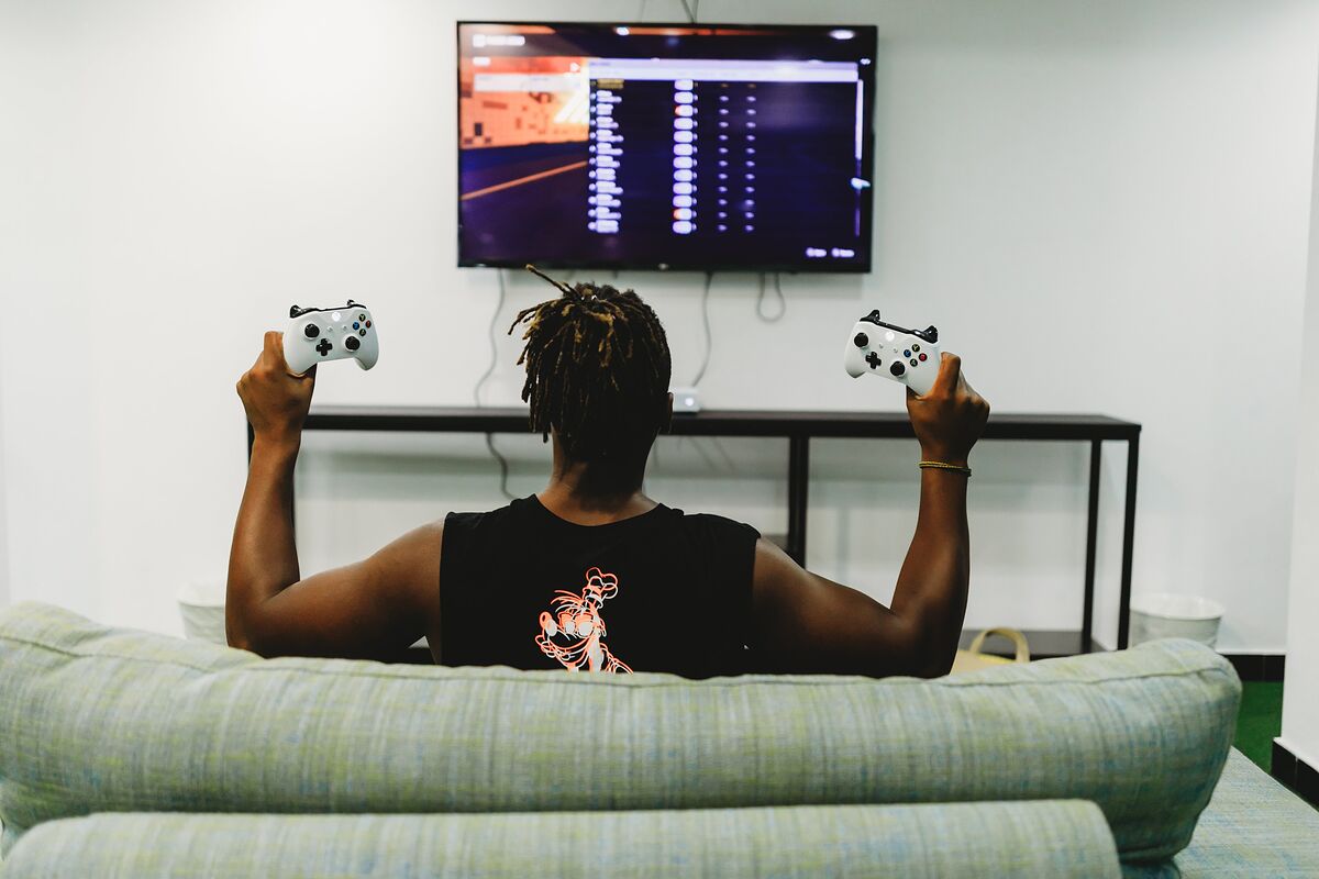 Pessoa jogando videogame na sala